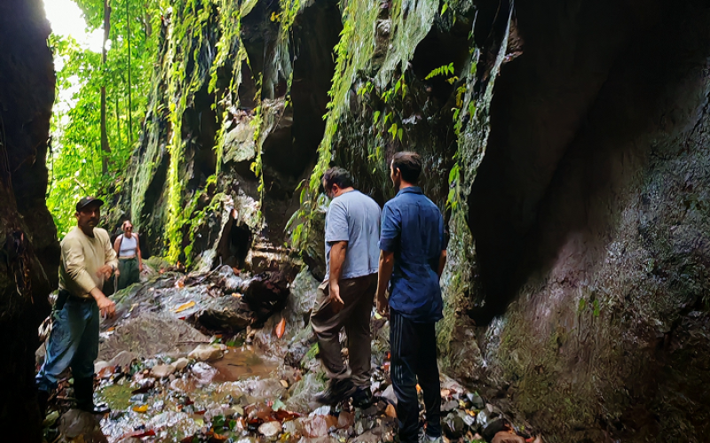 Turistas viendo el rio