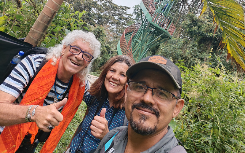 Guia con extranjeros en el parque internacional la amistad