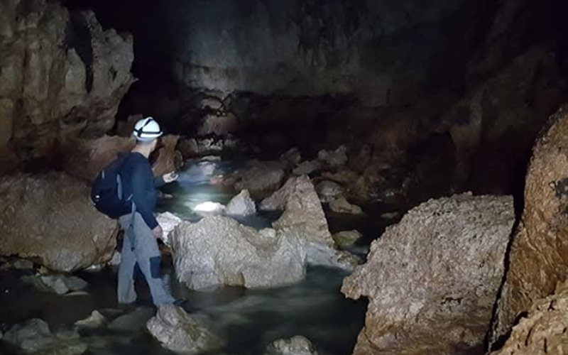 Hombre viendo el interior de la caverna