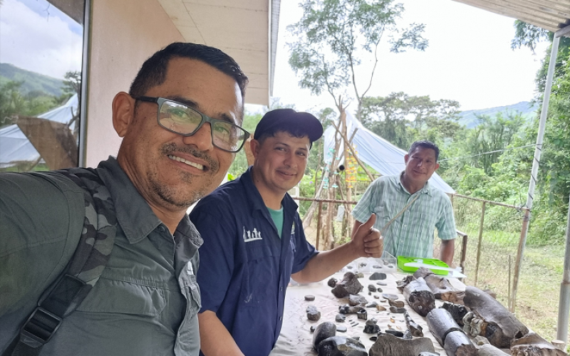 Turistas con huesos grandes