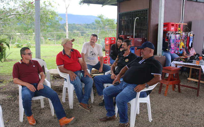 Hombres sentadaos conversando
