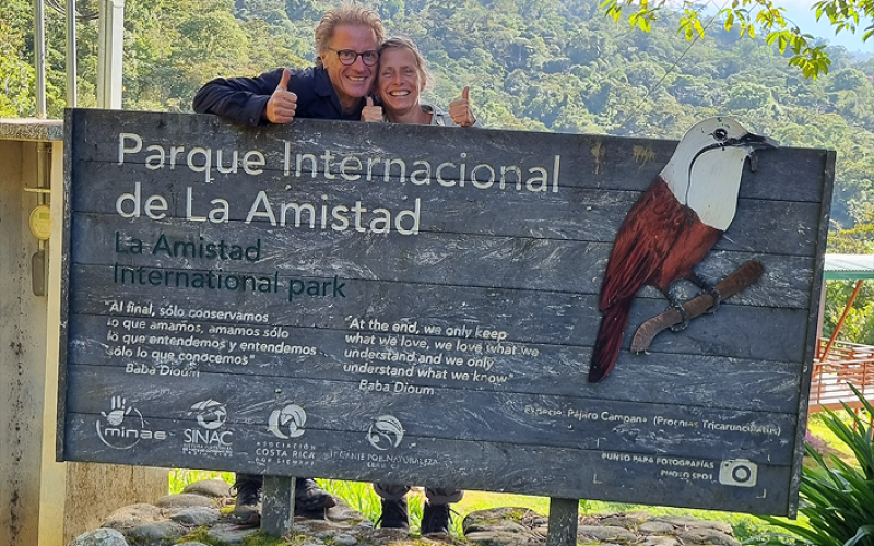 Turistas en el letrero del parque internacional la amistad