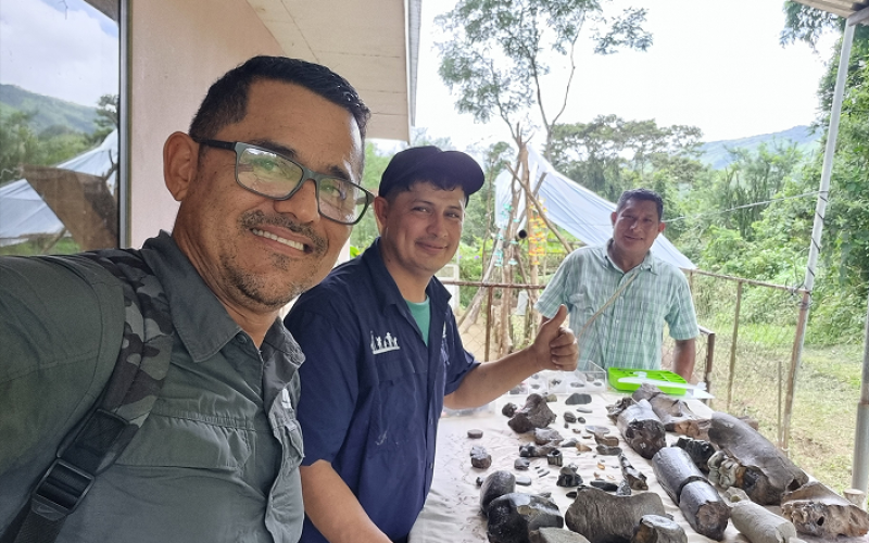 Turistas con huesos grandes